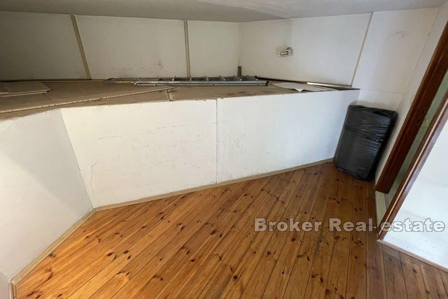 Gewerbeflächen entlang der Straße