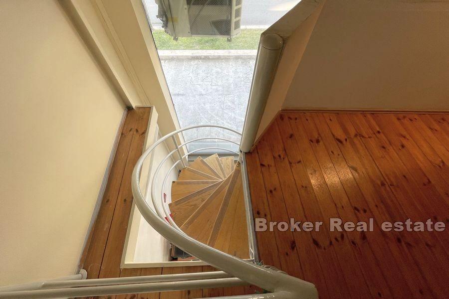 Gewerbeflächen entlang der Straße