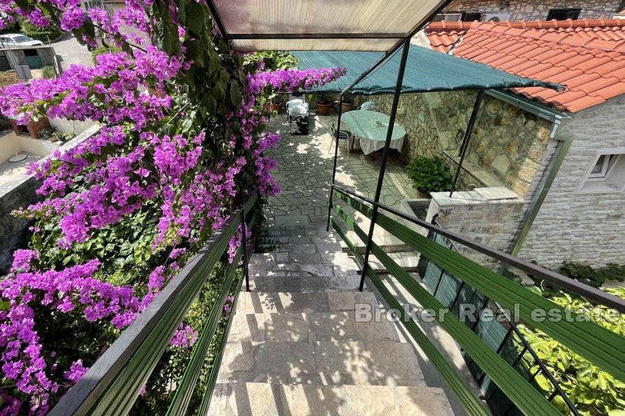 Steinhaus in der Nähe des Meeres