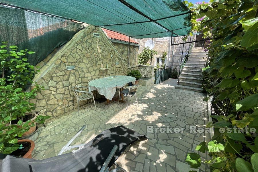 Kamienny dom blisko morza