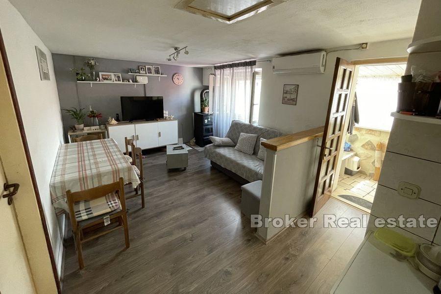 Steinhaus in der Nähe des Meeres