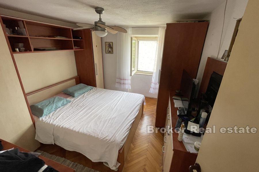 Steinhaus in der Nähe des Meeres