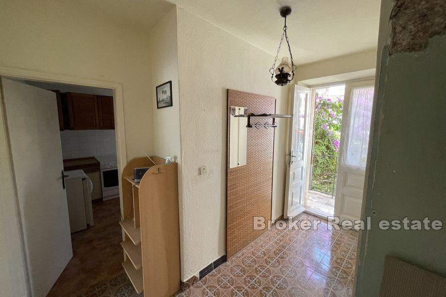 Kamienny dom blisko morza