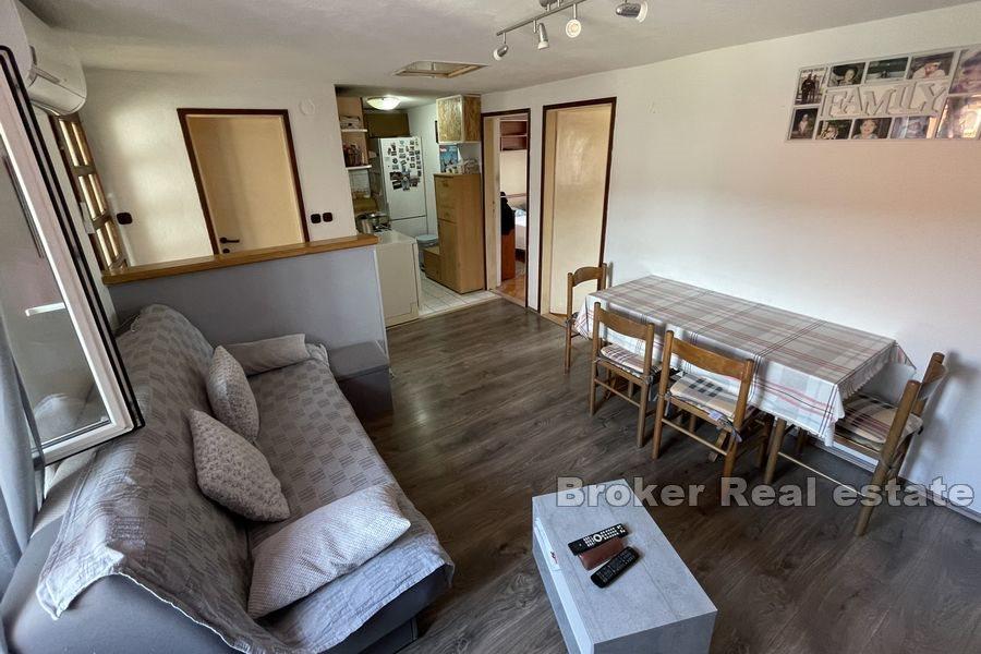 Steinhaus in der Nähe des Meeres