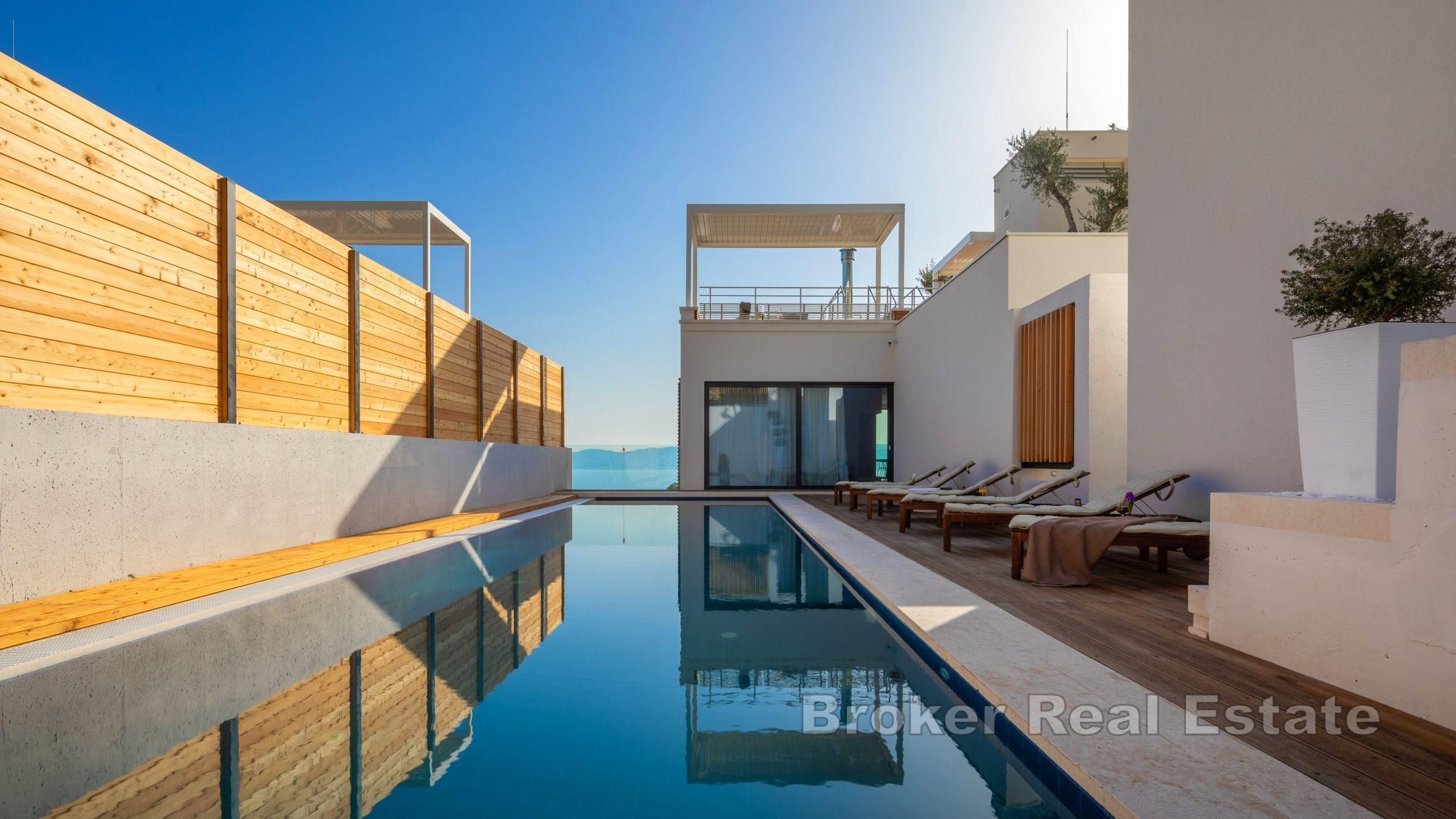 Villa con piscina e vista mare