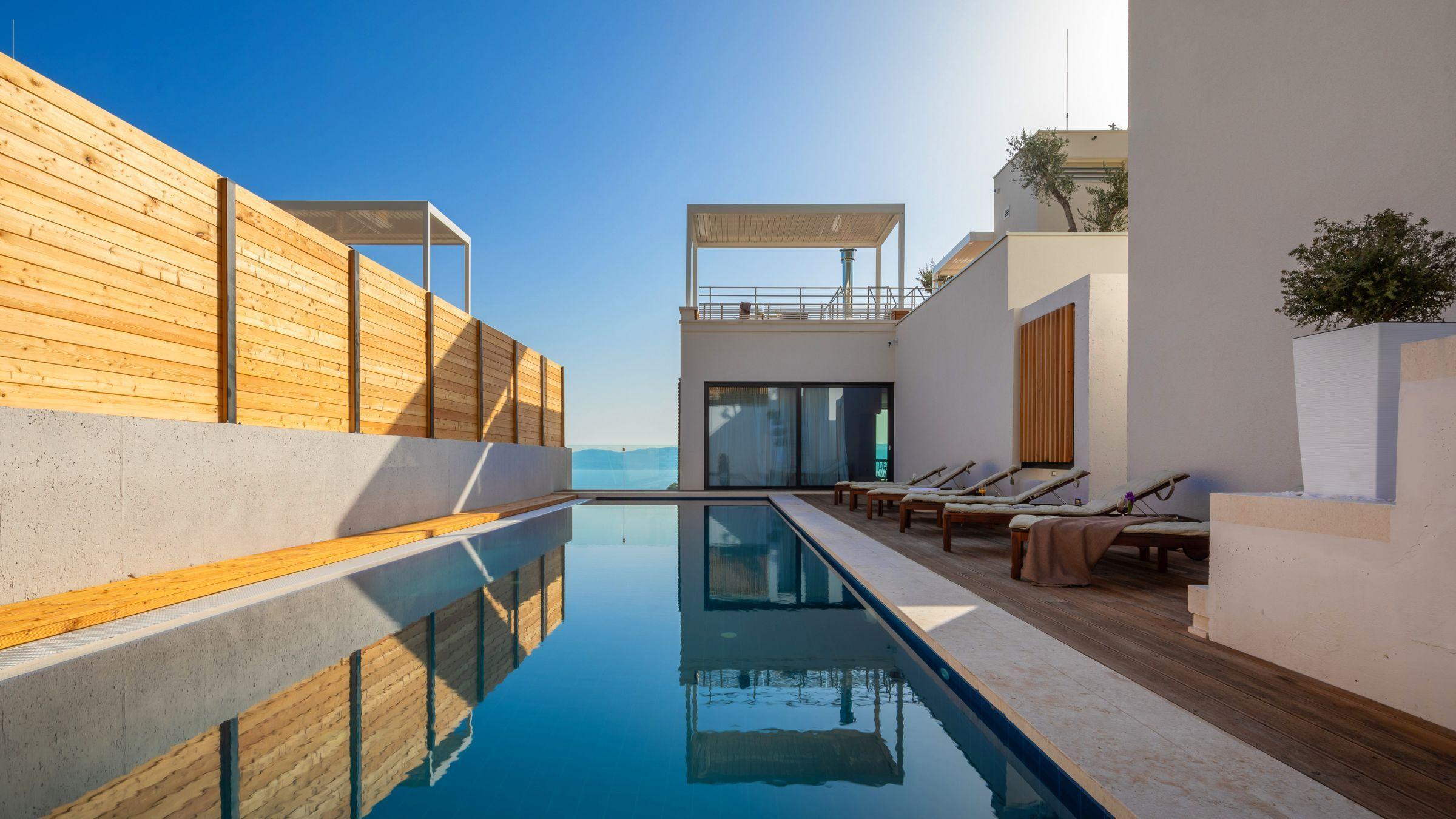 Villa med pool och havsutsikt