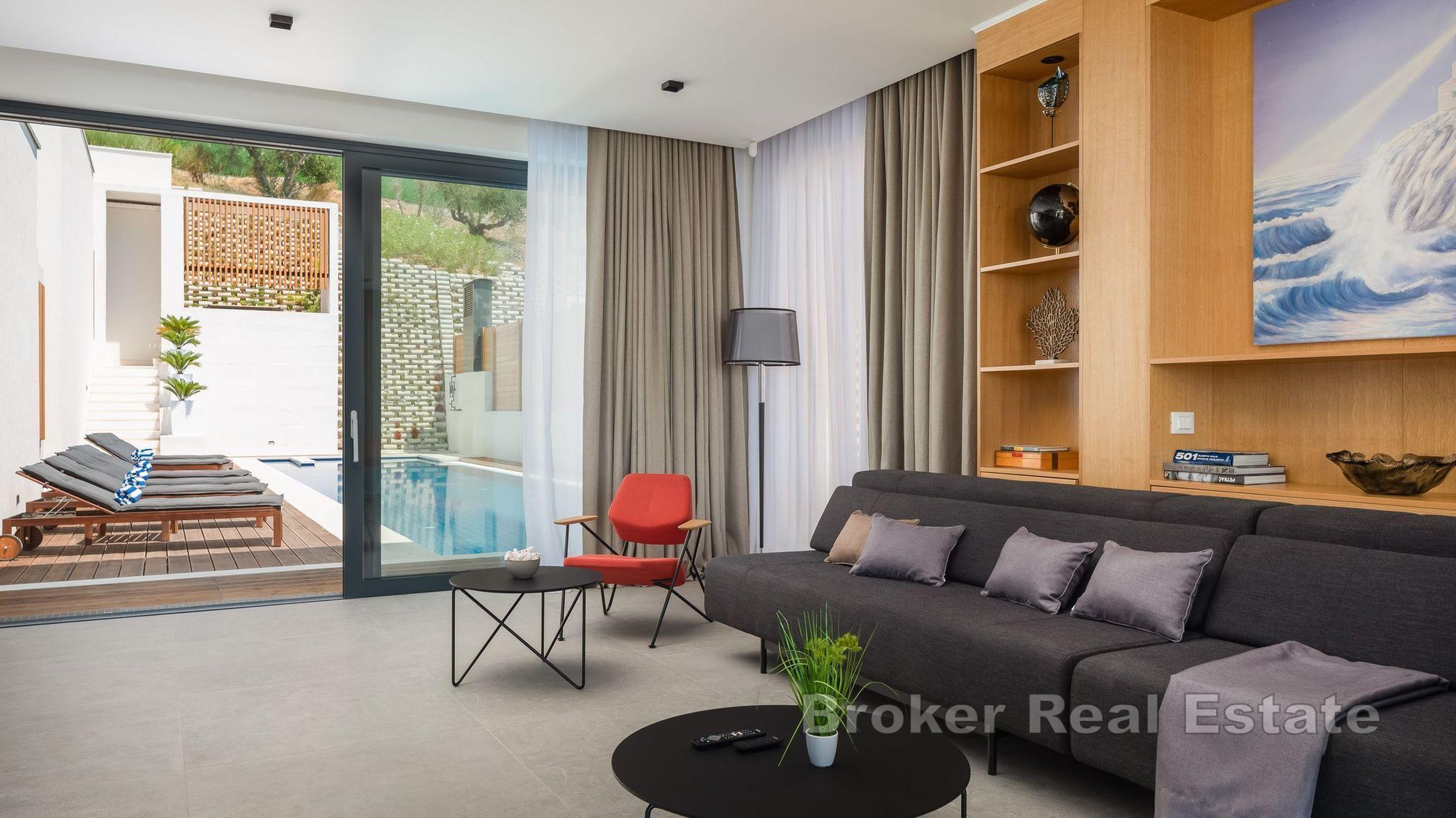 Villa con piscina e vista mare