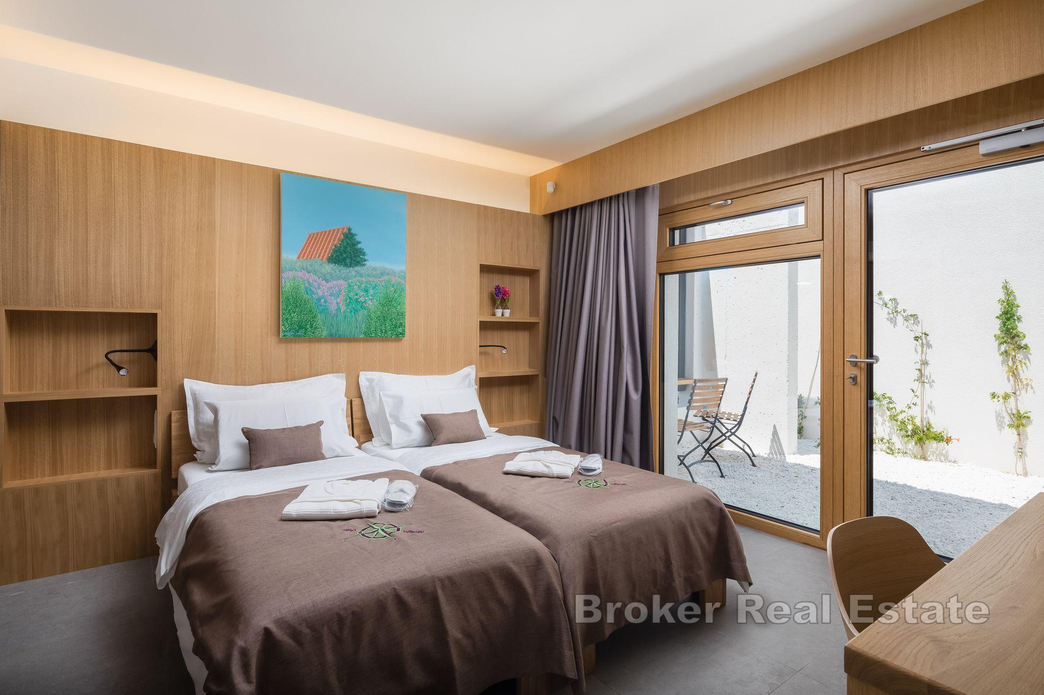 Villa med pool och havsutsikt