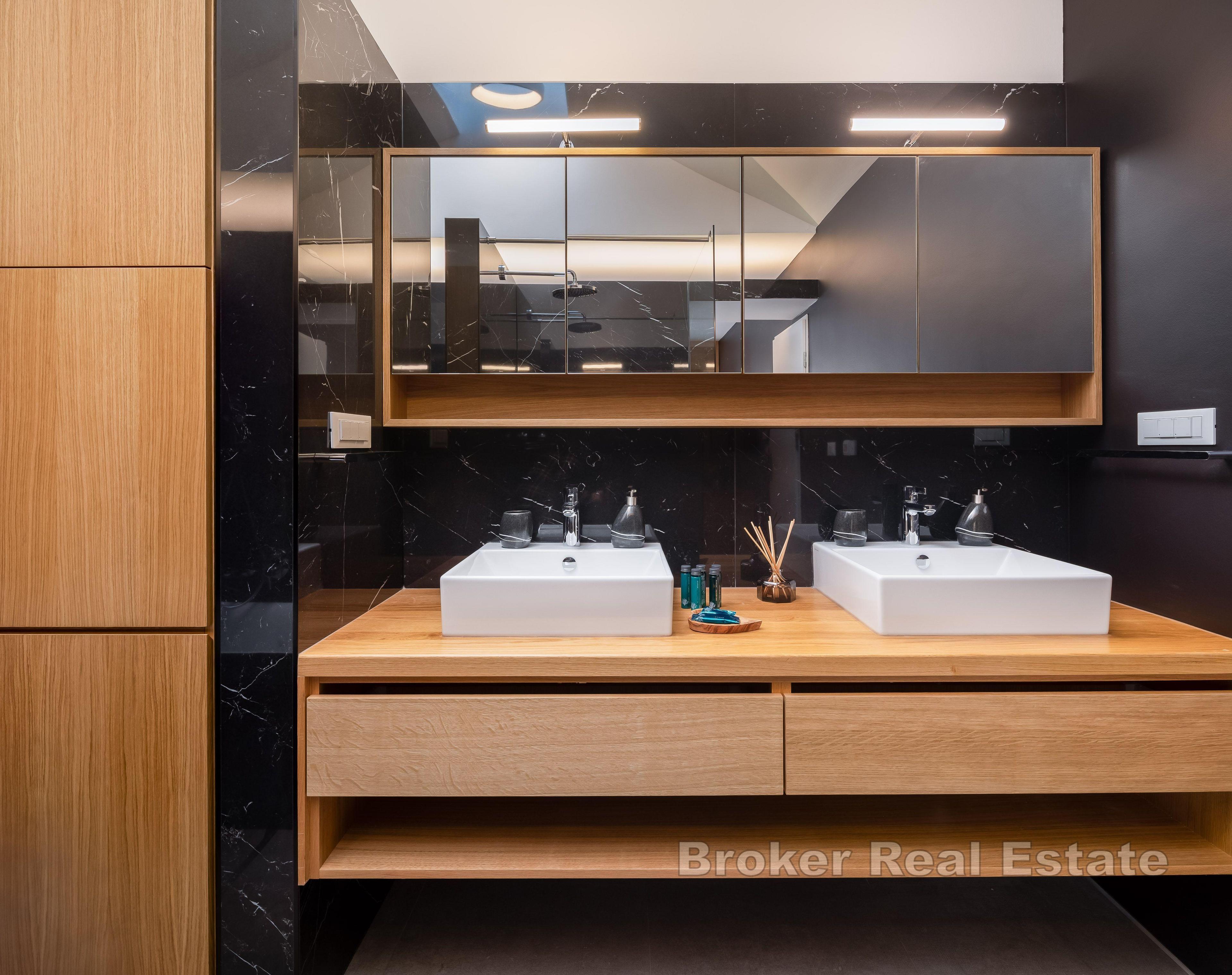 Willa z basenem i widokiem na morze