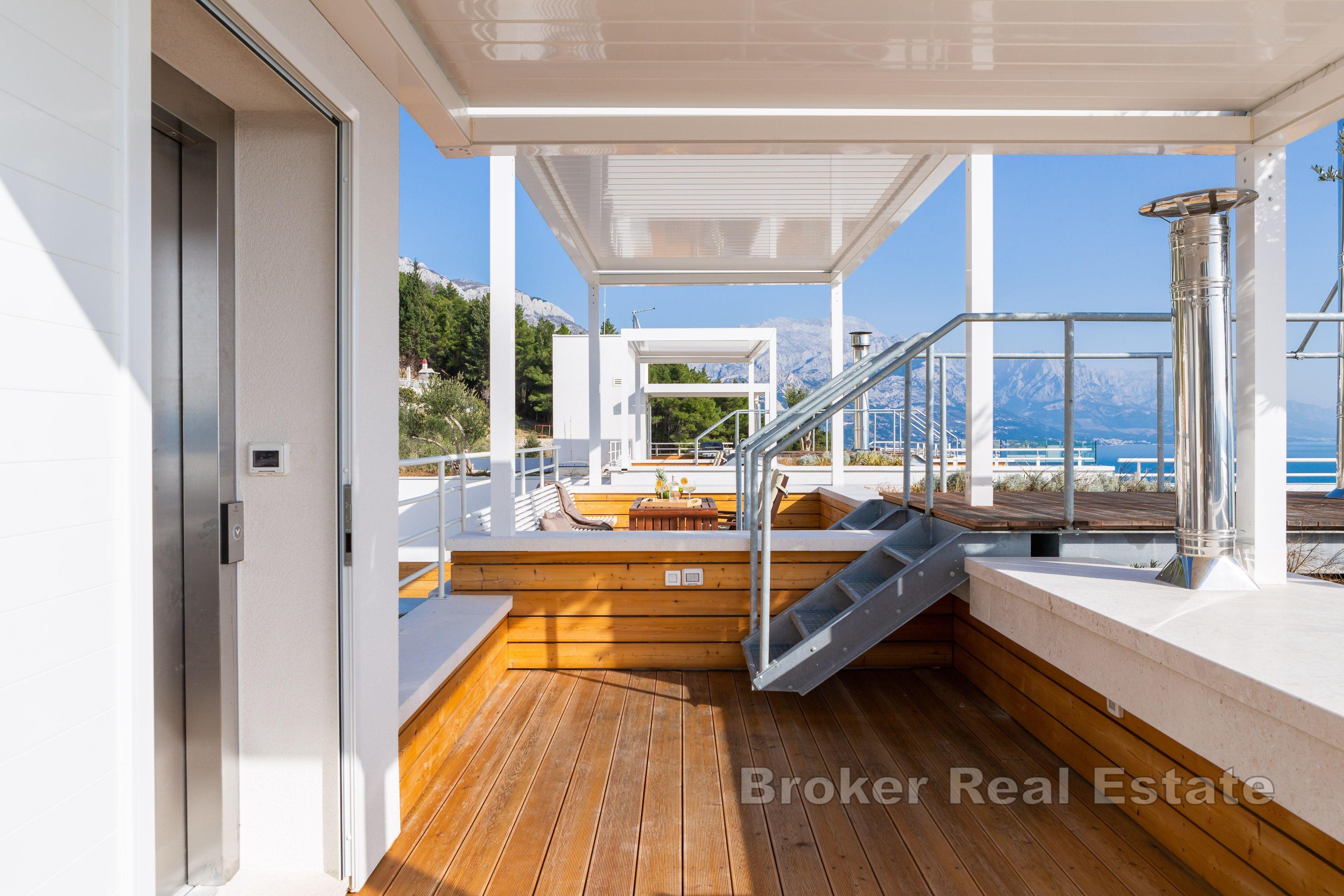 Willa z basenem i widokiem na morze