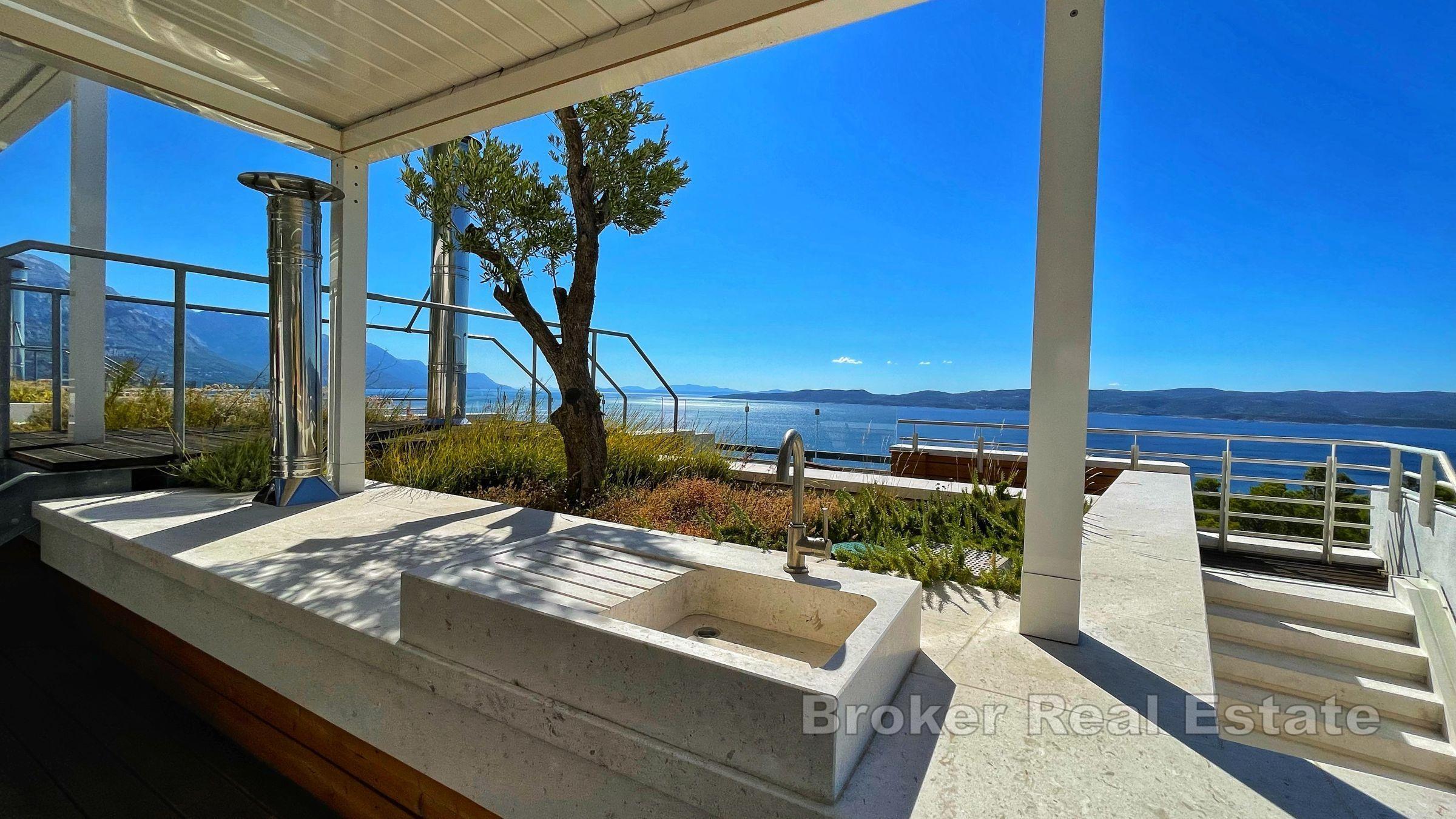 Willa z basenem i widokiem na morze