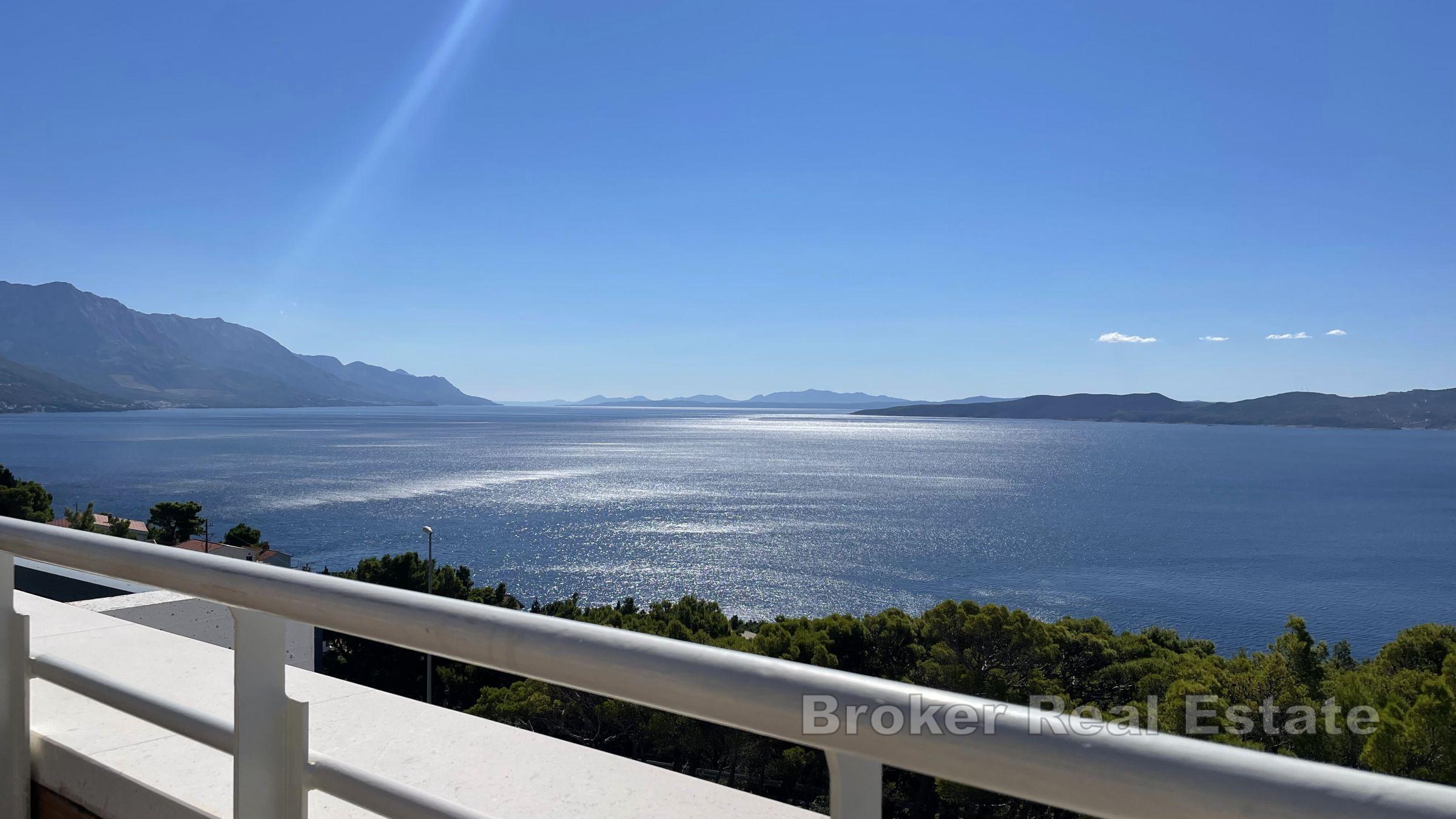 Willa z basenem i widokiem na morze