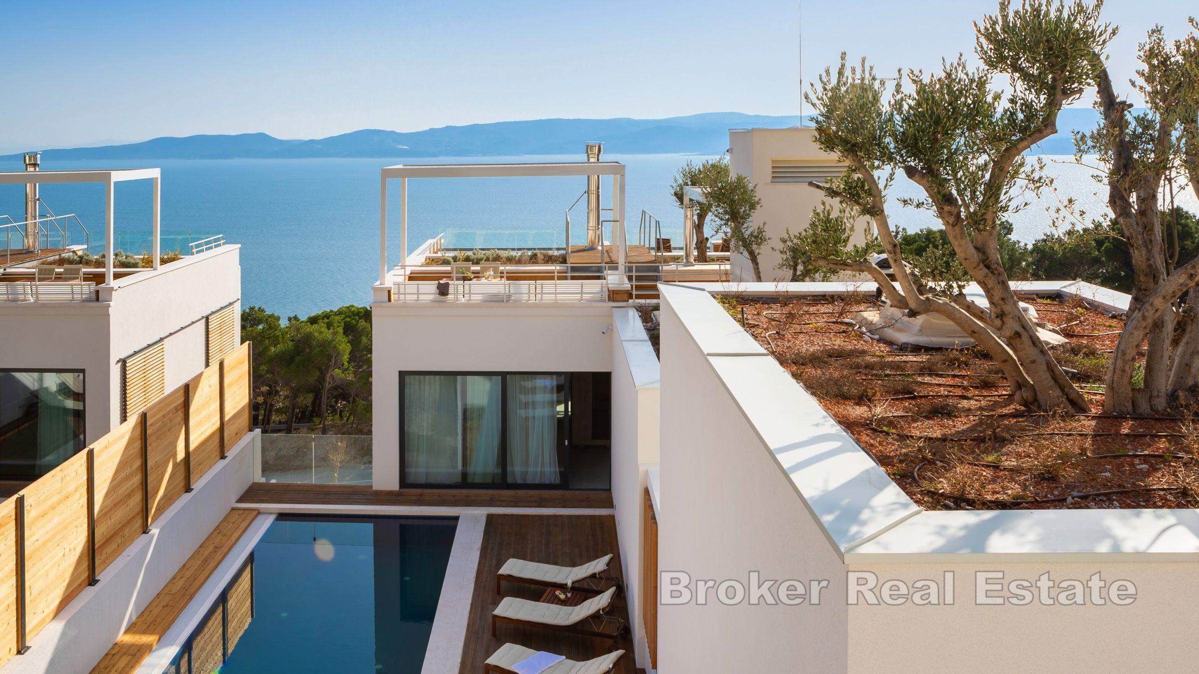 Willa z basenem i widokiem na morze