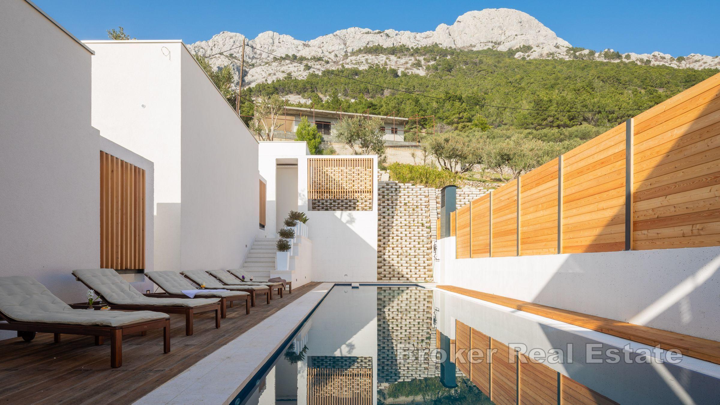 Willa z basenem i widokiem na morze