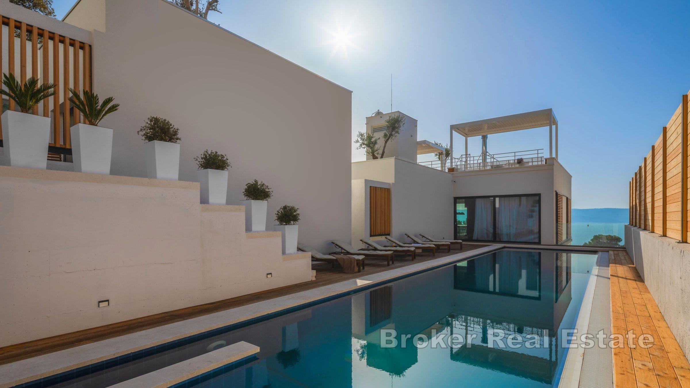 Willa z basenem i widokiem na morze