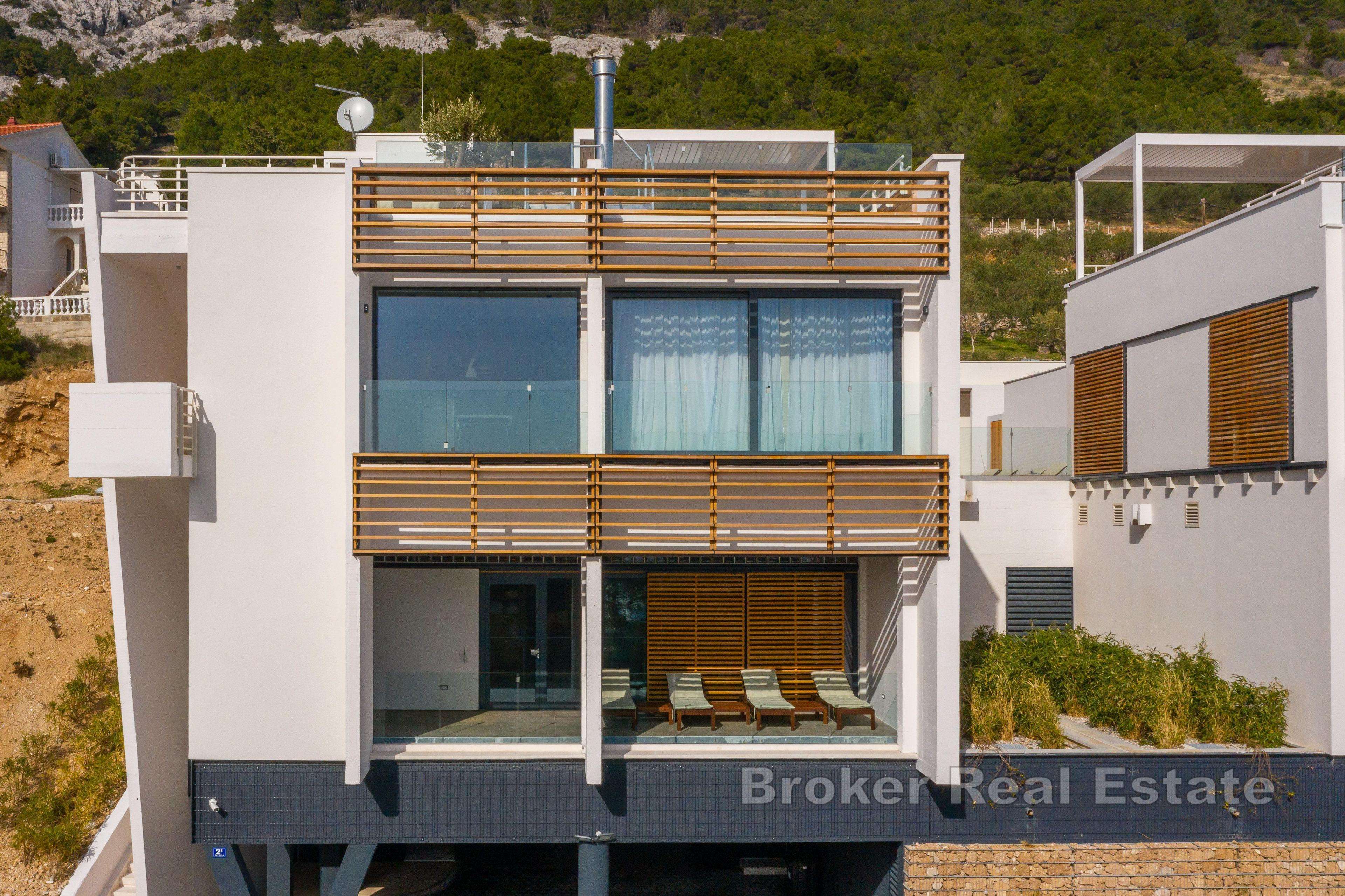 Willa z basenem i widokiem na morze