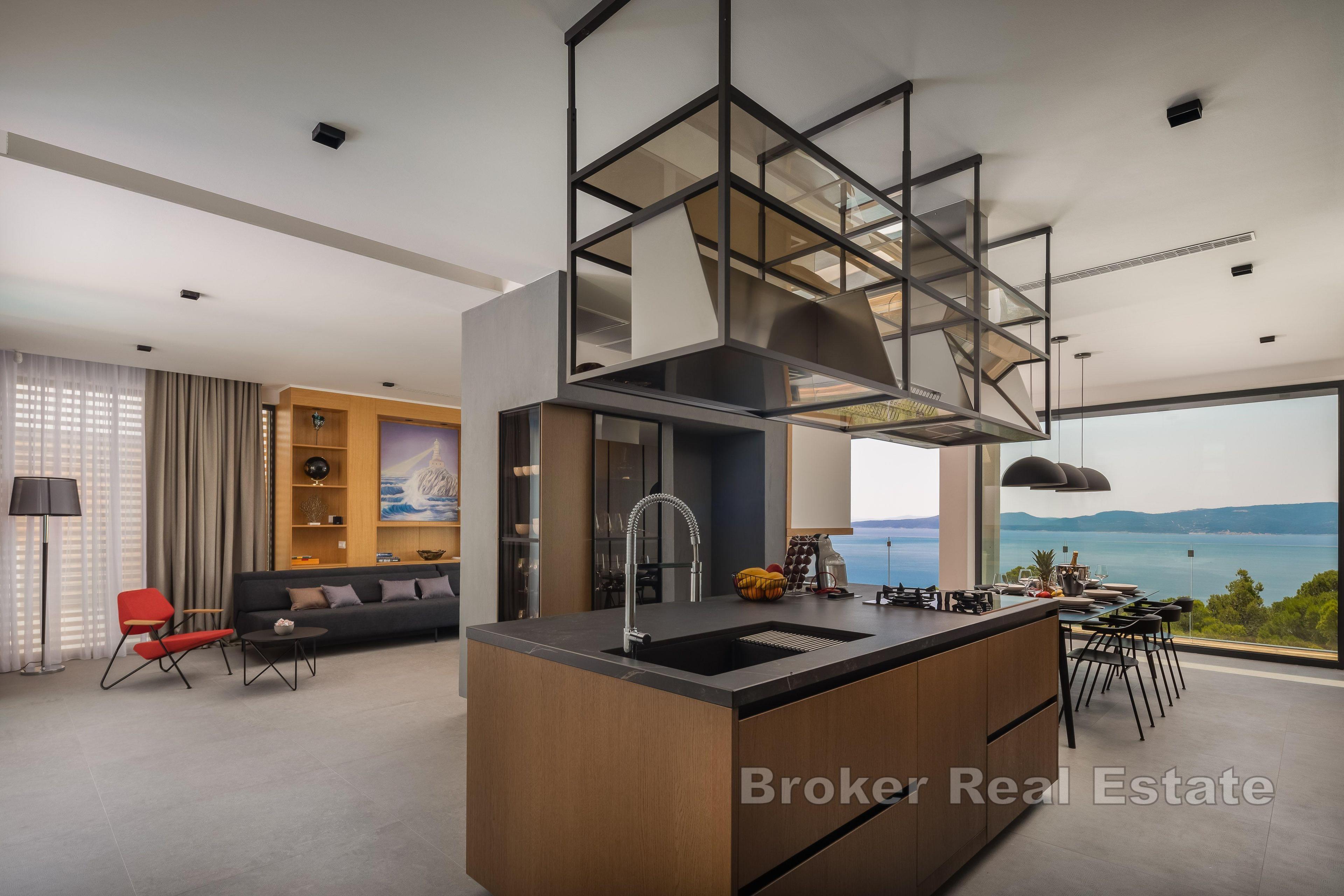 Willa z basenem i widokiem na morze