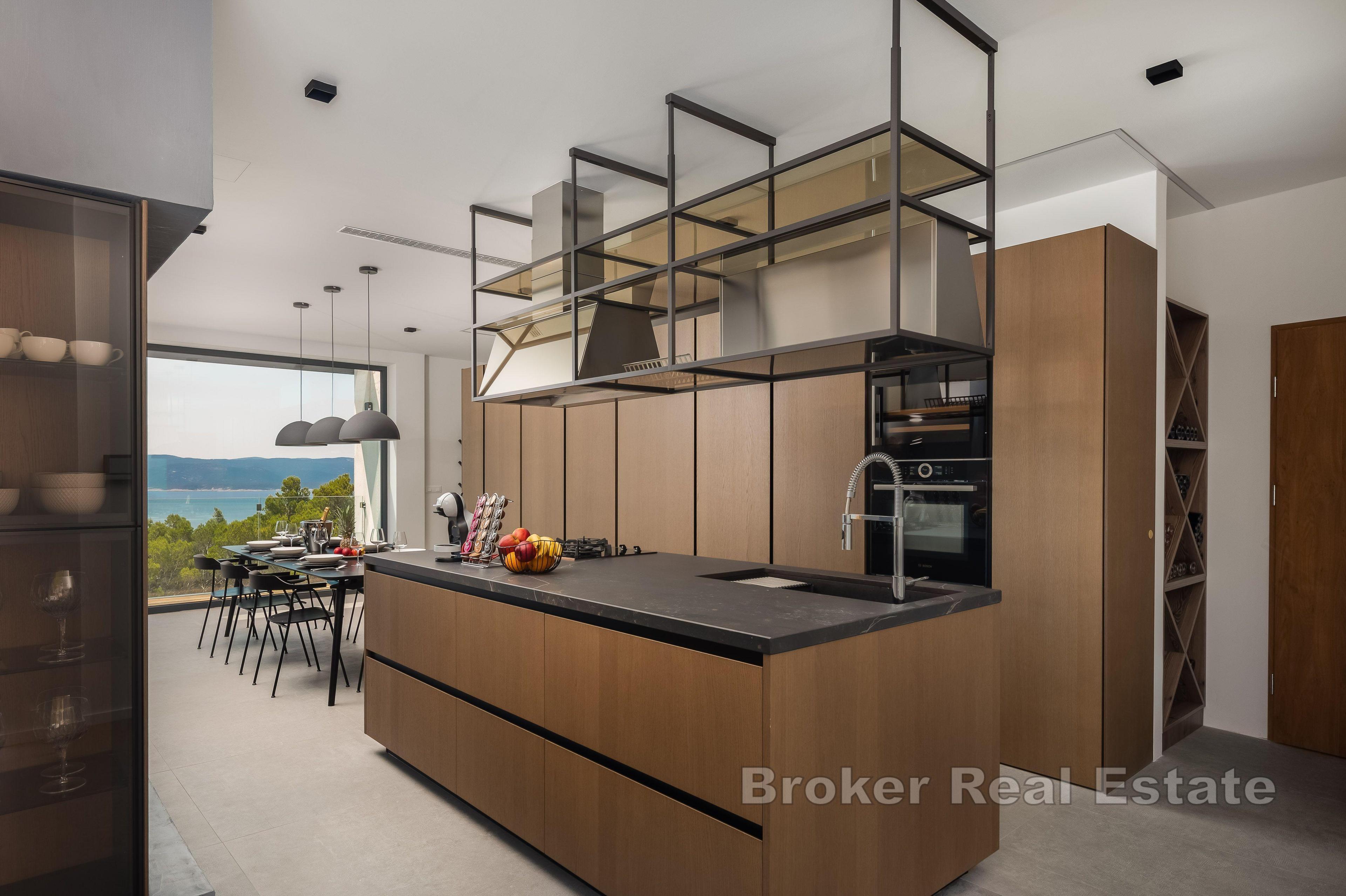 Willa z basenem i widokiem na morze