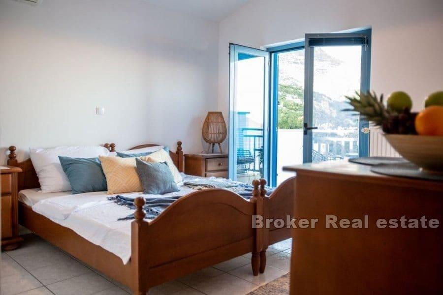 Hus med basseng og havutsikt