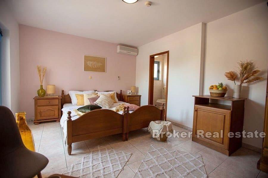 Dům s bazénem a výhledem na moře