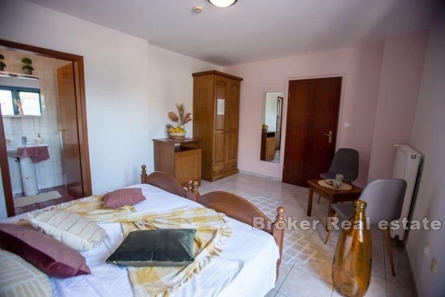 Hus med basseng og havutsikt