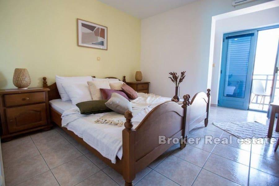 Dům s bazénem a výhledem na moře