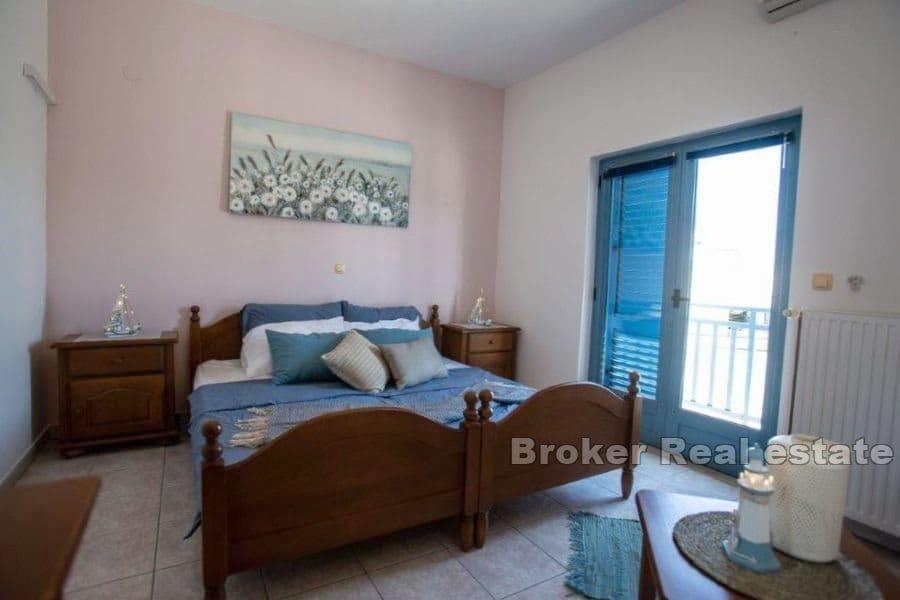 Hus med basseng og havutsikt