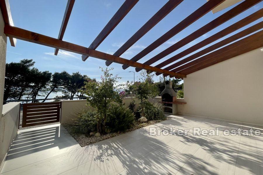 Appartement de deux pièces au premier rang de la mer