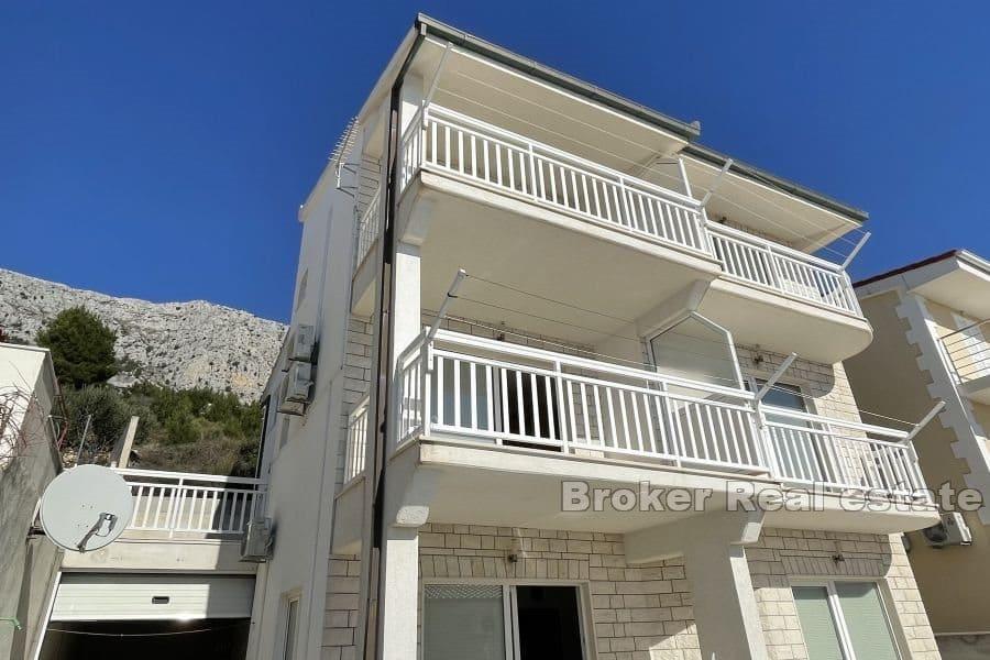 Dom z apartamentami z widokiem na morze