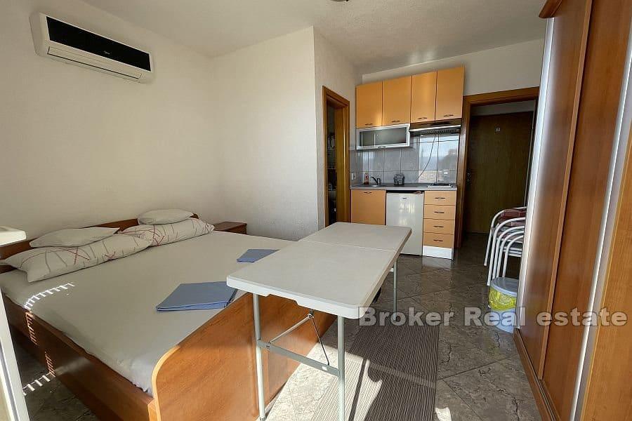 Dom z apartamentami z widokiem na morze