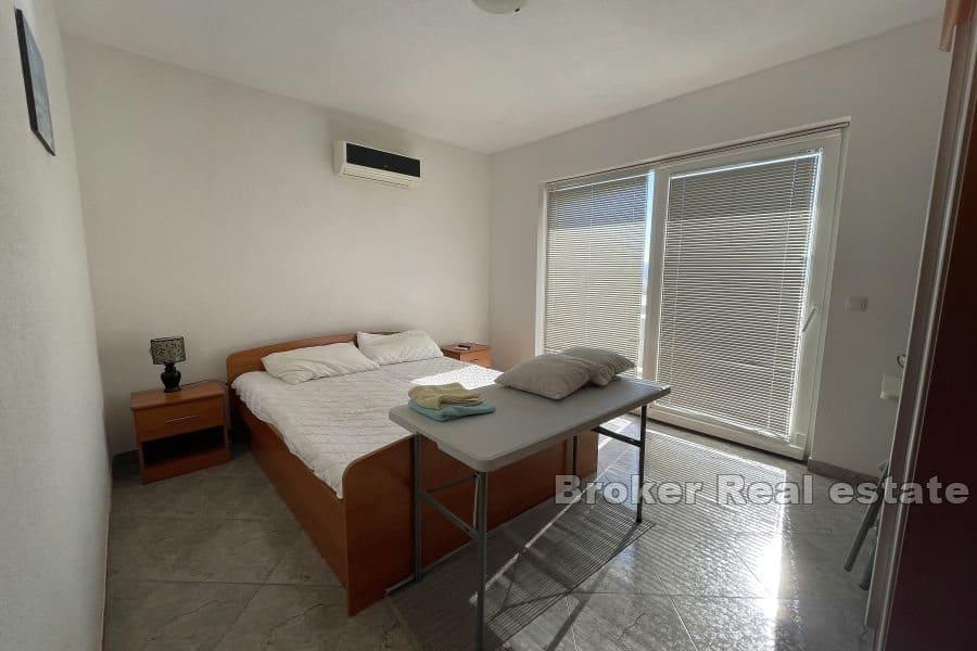 Dom z apartamentami z widokiem na morze