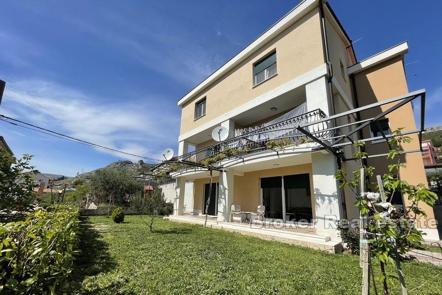 Dom z apartamentami z widokiem na morze