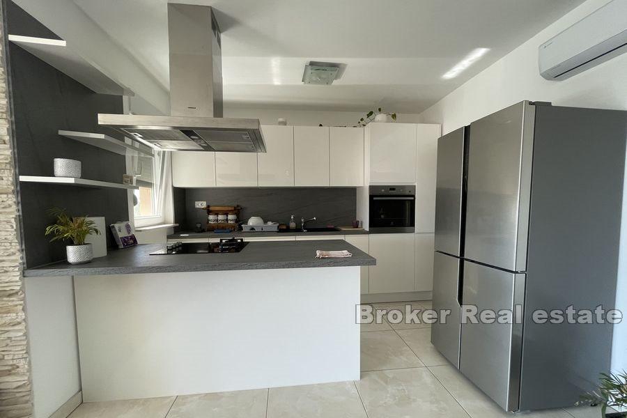 Apartmanska kuća s pogledom na more