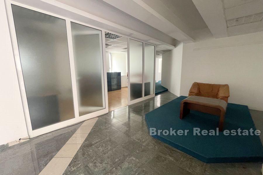 Split 3 - Rymlig kontorsyta på frekvent plats