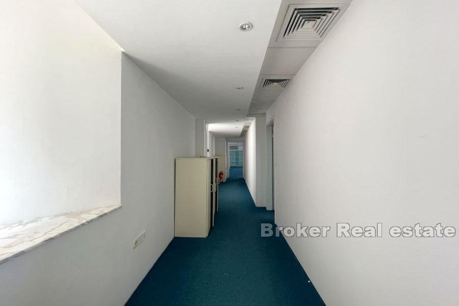 Split 3 - Rymlig kontorsyta på frekvent plats