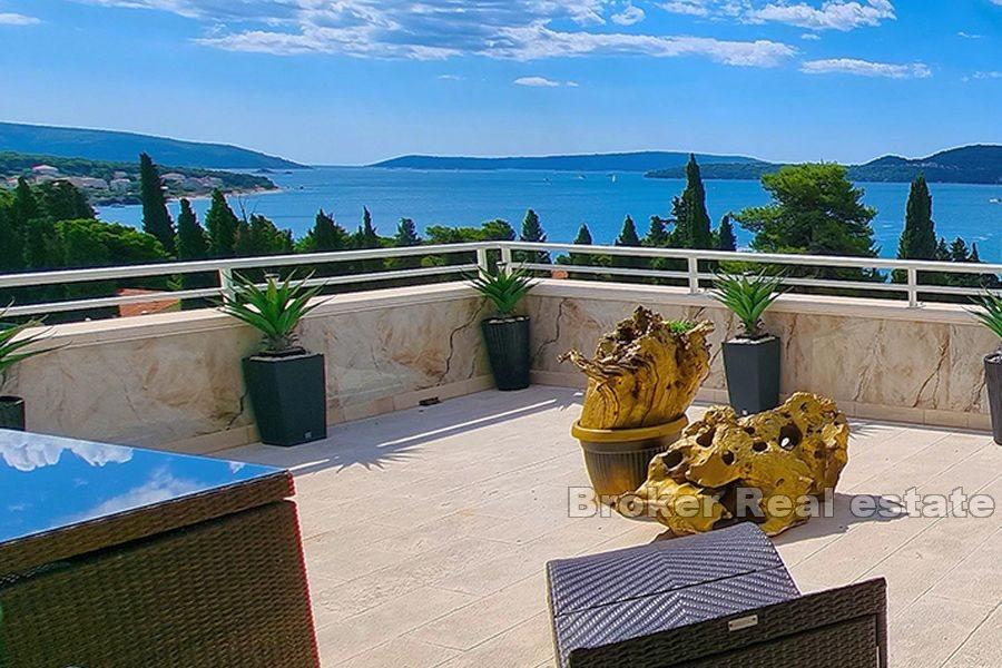 Luxurious penthouse with open sea view