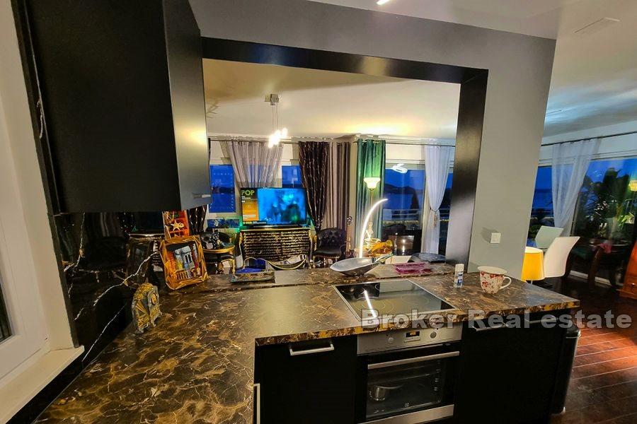 Penthouse luxueux avec vue dégagée sur la mer