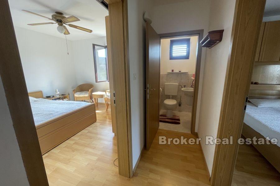 Enebolig nær sjøen