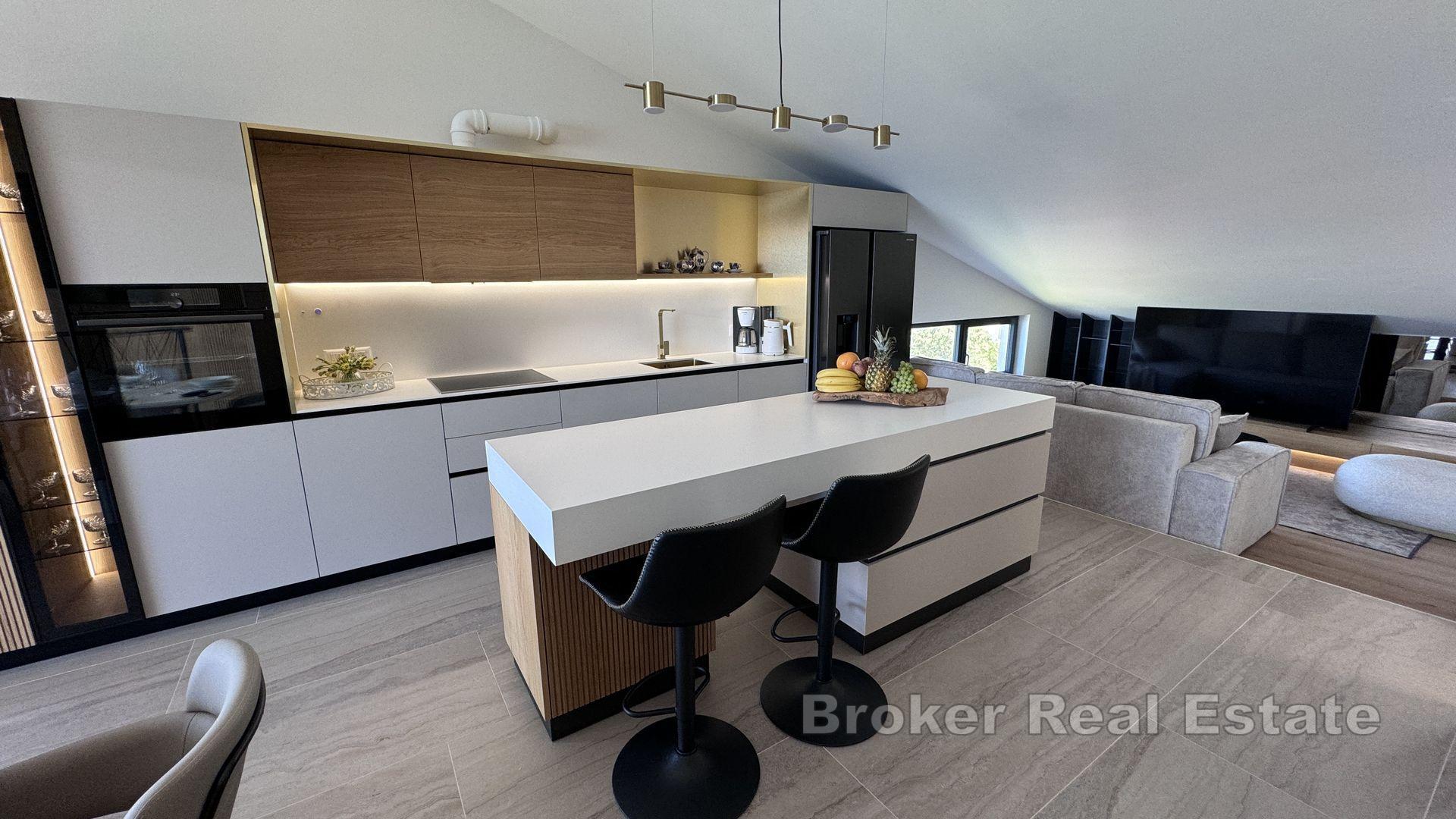 Luksuzan penthouse u prvom redu do mora