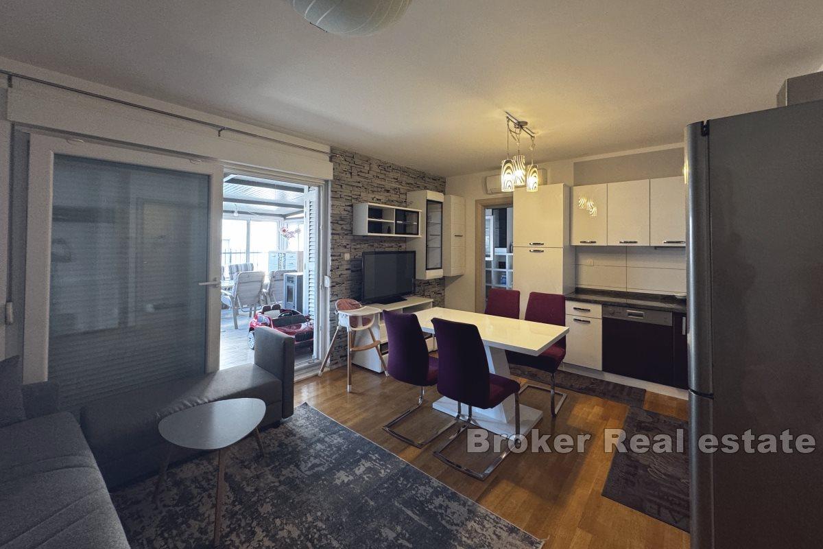 Appartement confortable de trois chambres à Mejaši