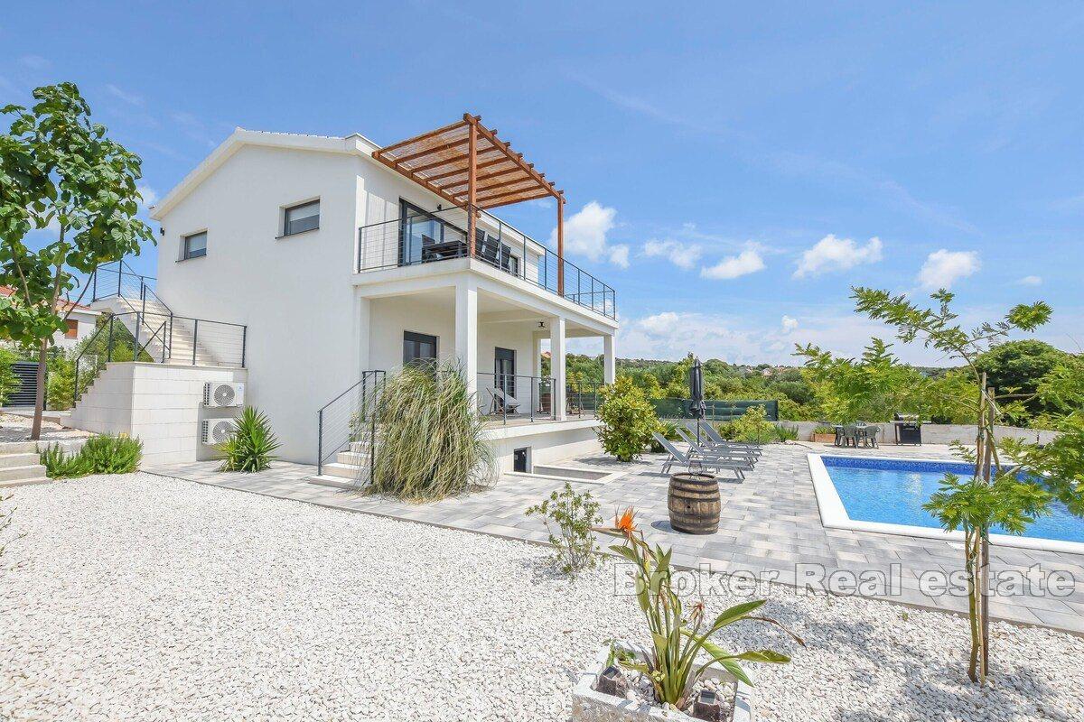 Вилла с бассейном недалеко от Рогозницы