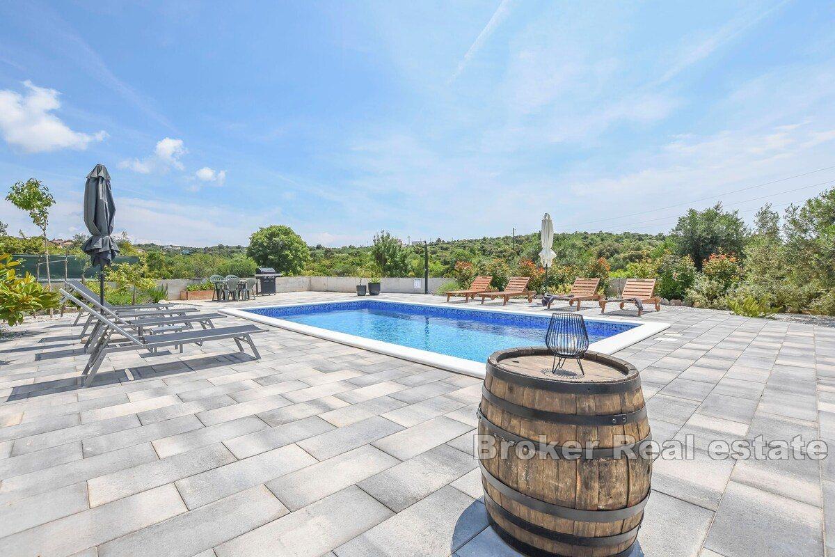 Vila s bazénem nedaleko Rogoznice