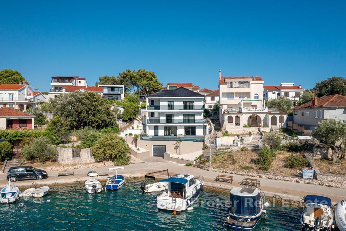 Villa moderne - première rangée de la mer près de Rogoznica