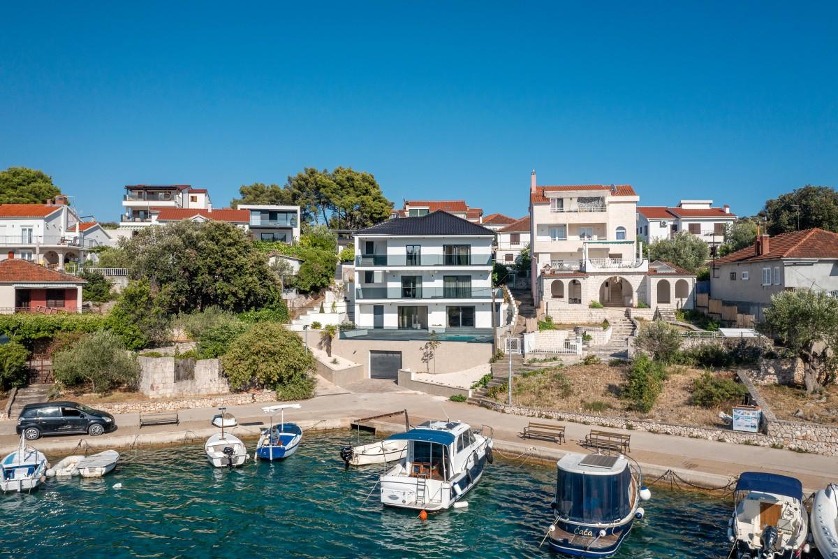 Moderne Villa - erste Reihe zum Meer in der Nähe von Rogoznica