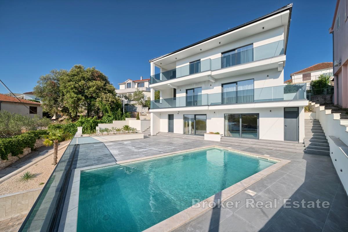 Villa moderne - première rangée de la mer près de Rogoznica