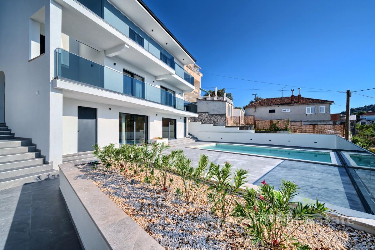 Villa moderne - première rangée de la mer près de Rogoznica