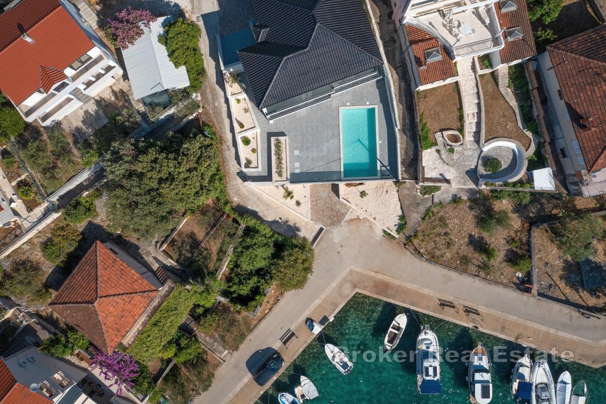 Villa moderne - première rangée de la mer près de Rogoznica