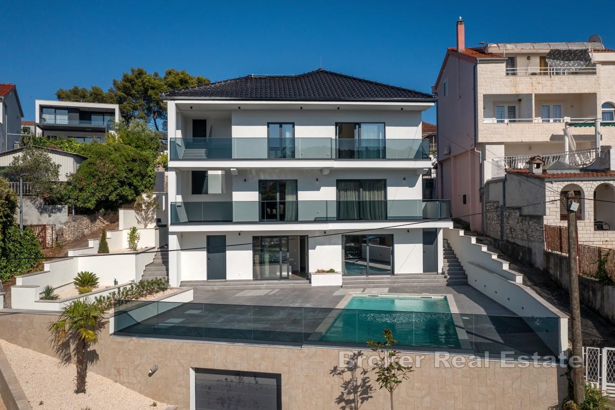 Villa moderne - première rangée de la mer près de Rogoznica