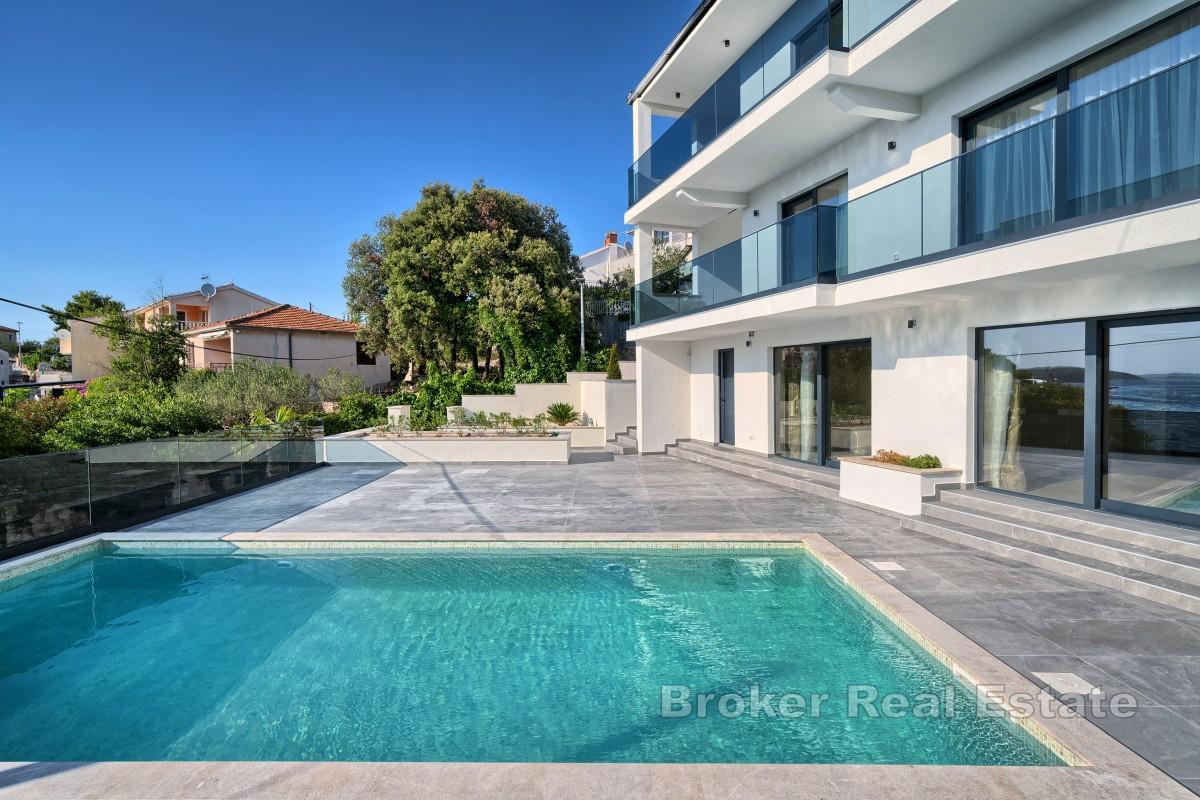 Moderne Villa - erste Reihe zum Meer in der Nähe von Rogoznica