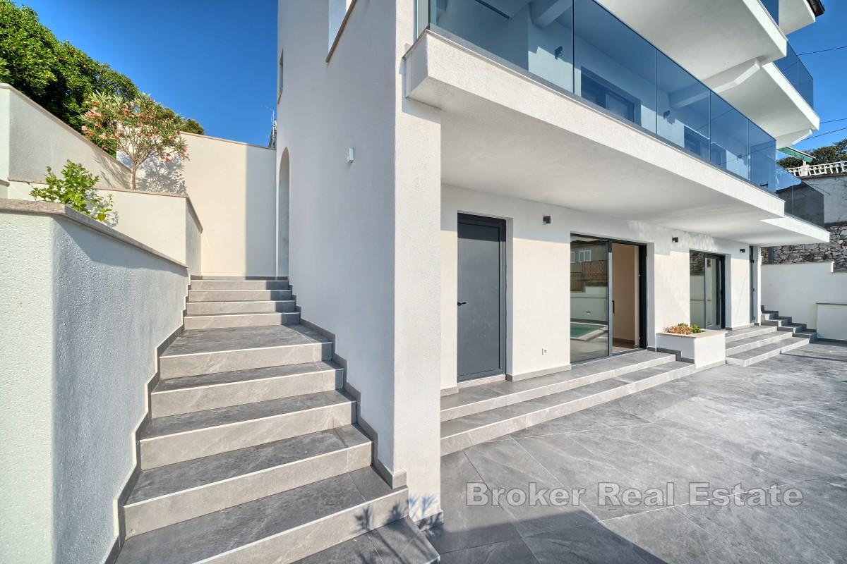 Moderne Villa - erste Reihe zum Meer in der Nähe von Rogoznica